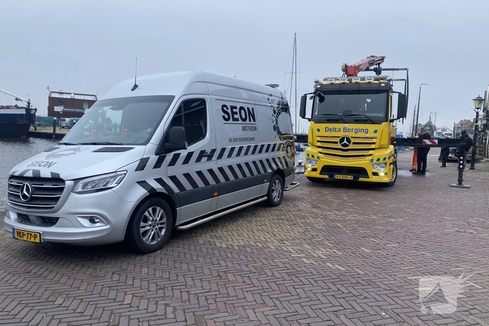 Bestelbus gaat volledig kopje onder