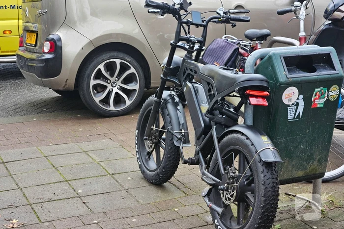 Fatbiker en automobilist botsen op elkaar