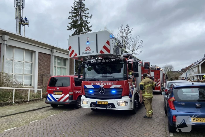 Brand op dak snel onder controle