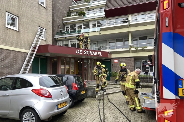Brand op dak snel onder controle