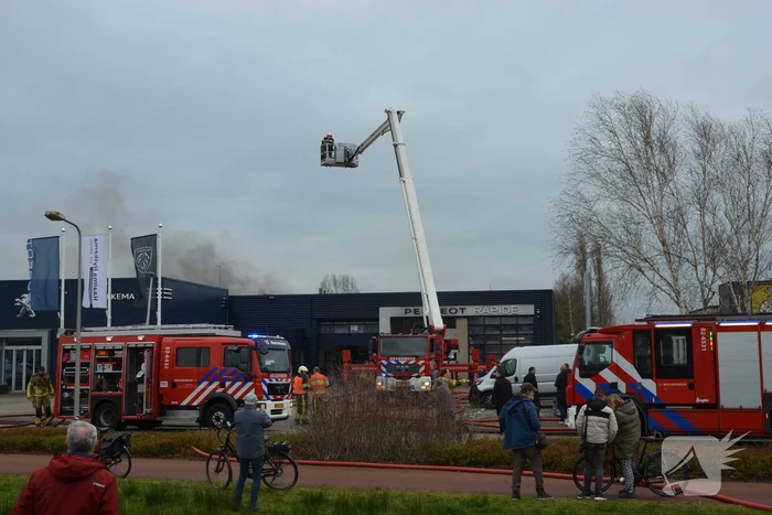 Uitslaande brand bij Peugeot autobedrijf