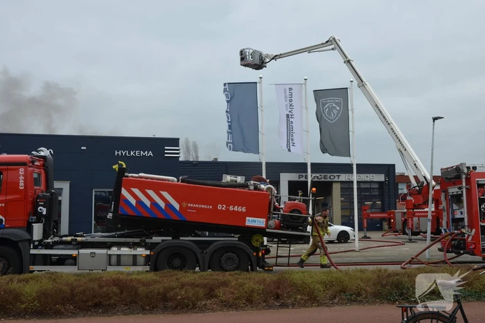 Uitslaande brand bij Peugeot autobedrijf