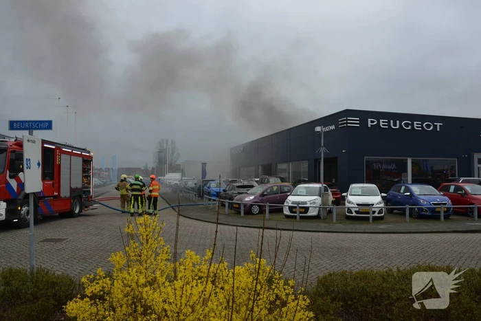Uitslaande brand bij Peugeot autobedrijf