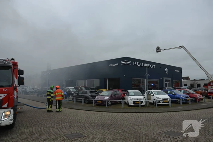 Uitslaande brand bij Peugeot autobedrijf