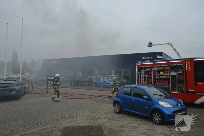 Uitslaande brand bij Peugeot autobedrijf