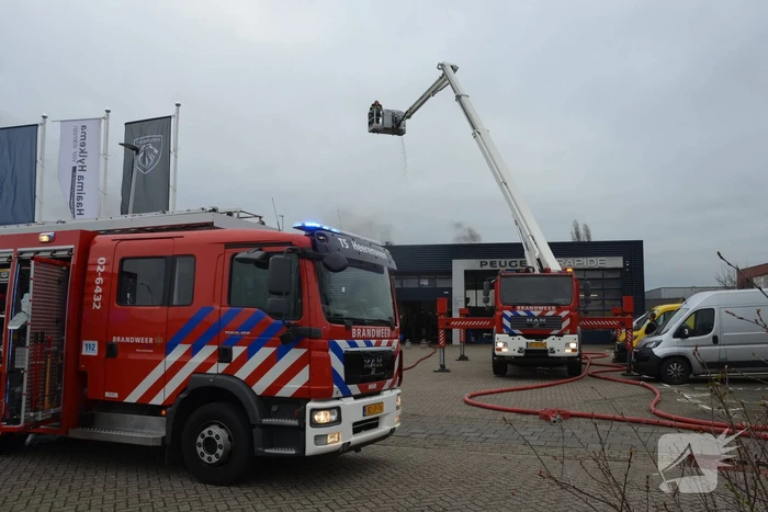 Uitslaande brand bij Peugeot autobedrijf