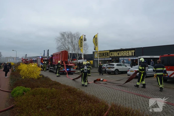 Uitslaande brand bij Peugeot autobedrijf