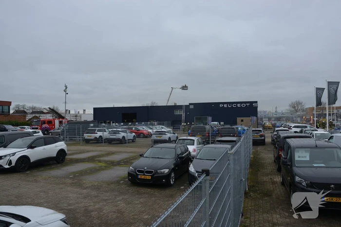 Uitslaande brand bij Peugeot autobedrijf