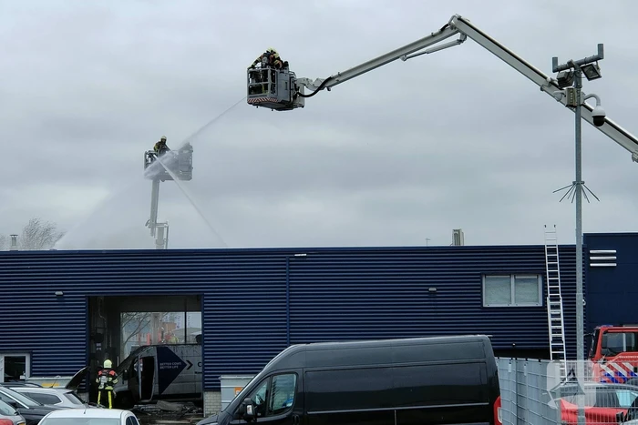 Uitslaande brand bij Peugeot autobedrijf