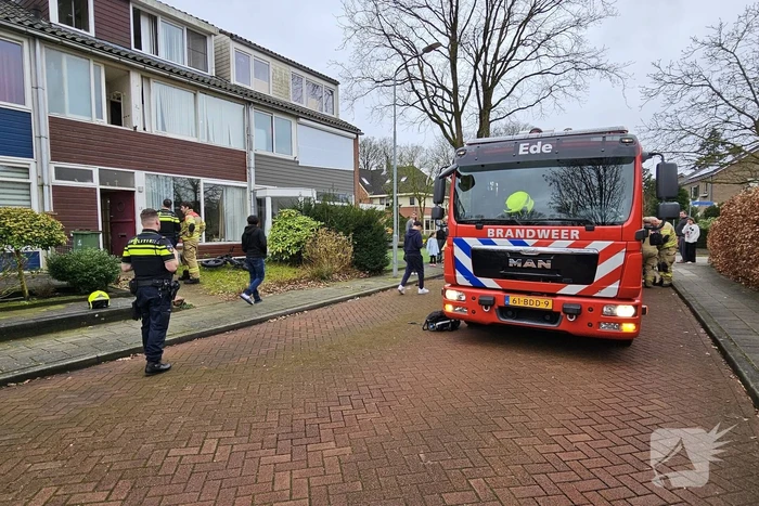 Brandweer blust brand in keuken