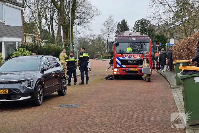 Brandweer blust brand in keuken