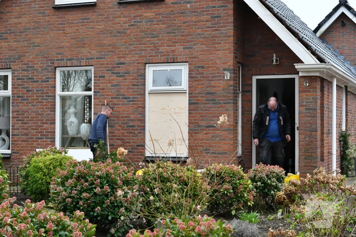 Schade na explosie bij woning