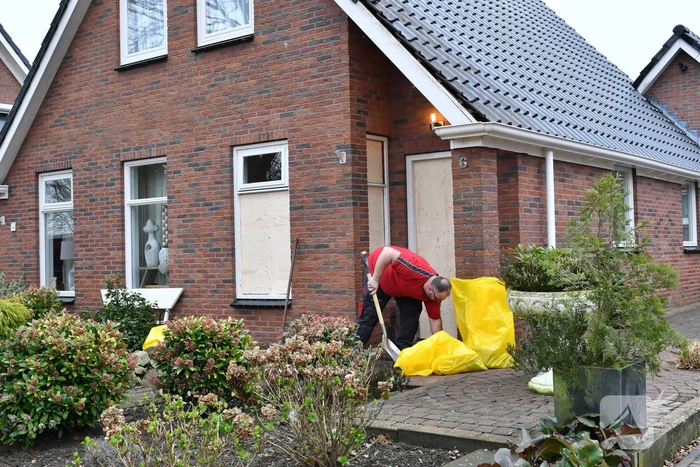 Schade na explosie bij woning