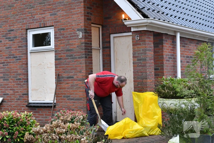 Schade na explosie bij woning