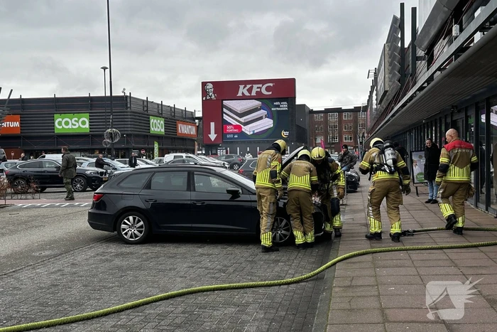 Rook onder de motorkap van de auto