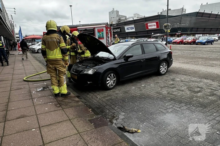 Rook onder de motorkap van de auto