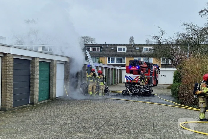 Flinke schade bij uitslaande brand in garagebox