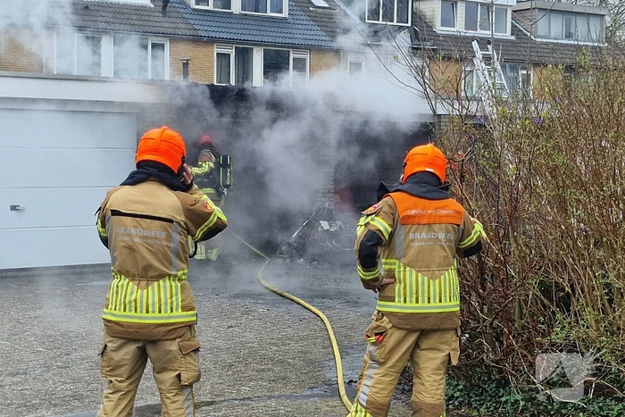 Flinke schade bij uitslaande brand in garagebox