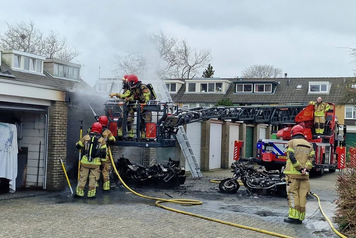Flinke schade bij uitslaande brand in garagebox
