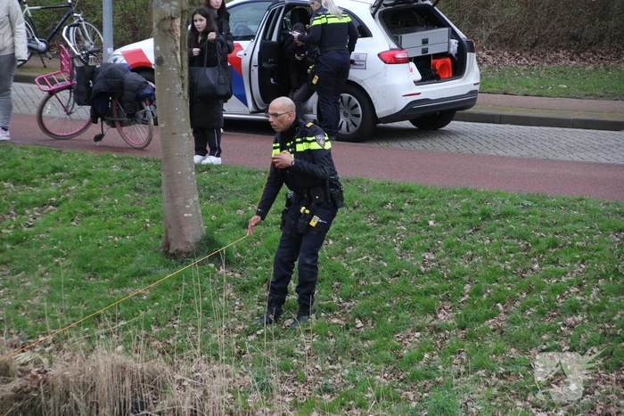 Fietser raakt te water na botsing met andere fietser