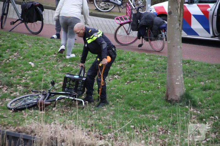 Fietser raakt te water na botsing met andere fietser