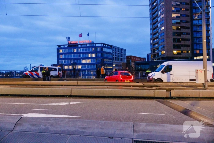 Fikse vertraging door botsing tussen bestelbus en personenauto