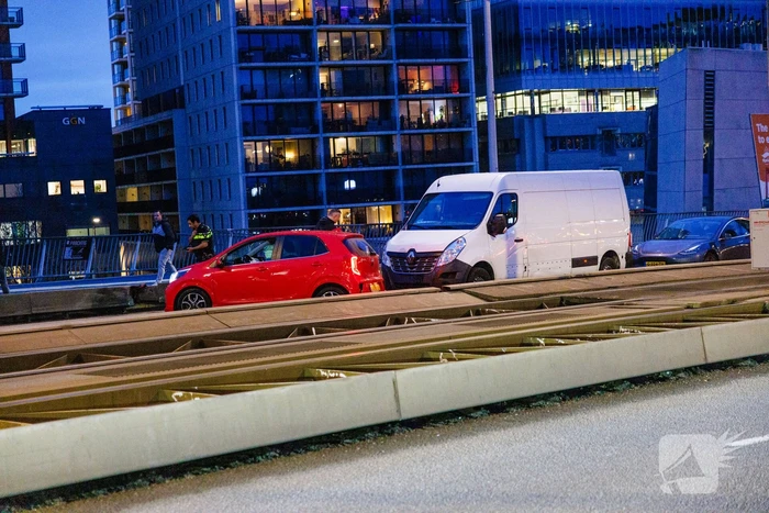 Fikse vertraging door botsing tussen bestelbus en personenauto