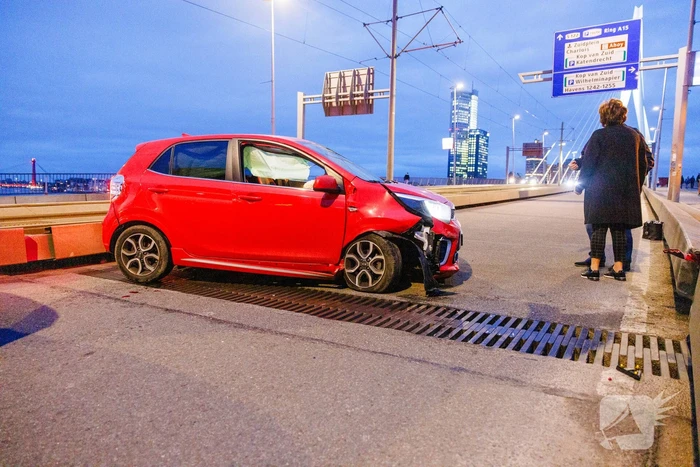 Fikse vertraging door botsing tussen bestelbus en personenauto