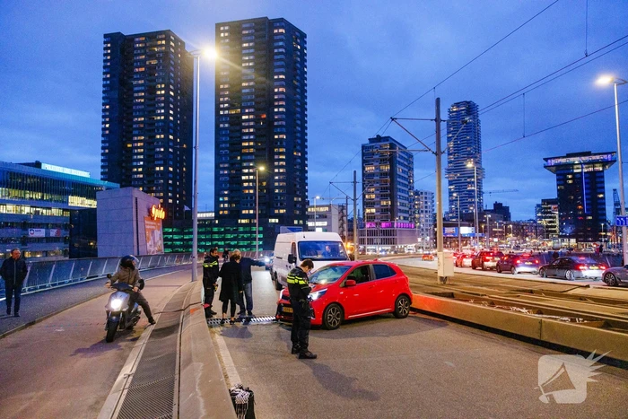 Fikse vertraging door botsing tussen bestelbus en personenauto