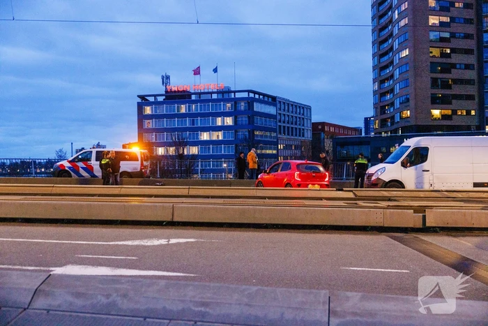 Fikse vertraging door botsing tussen bestelbus en personenauto