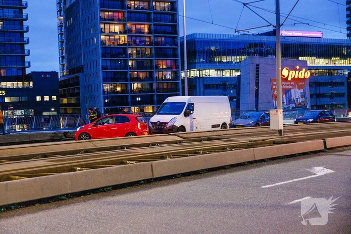 Fikse vertraging door botsing tussen bestelbus en personenauto