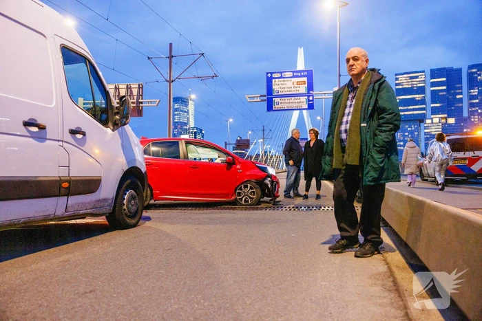 Fikse vertraging door botsing tussen bestelbus en personenauto