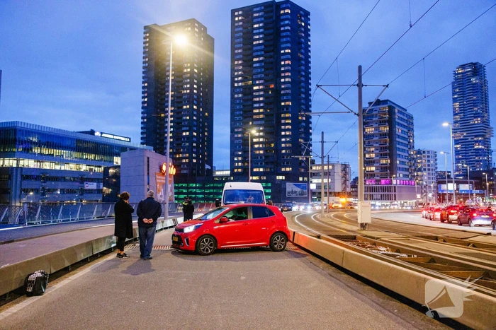 Fikse vertraging door botsing tussen bestelbus en personenauto