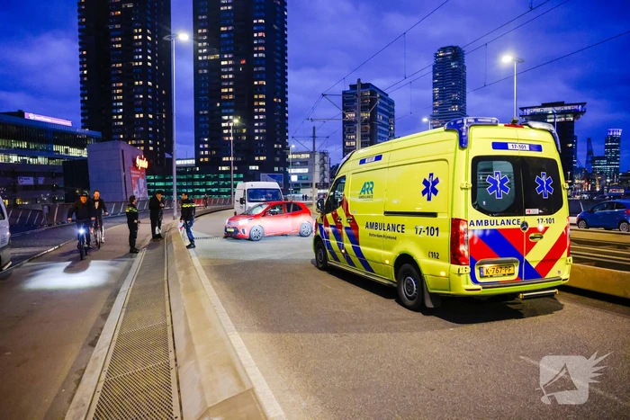 Fikse vertraging door botsing tussen bestelbus en personenauto