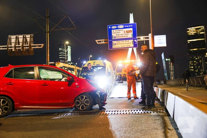 Fikse vertraging door botsing tussen bestelbus en personenauto