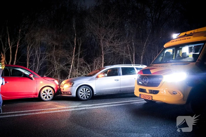 Meerdere auto's botsen op elkaar na uitwijkmanoeuvre overstekende reeën