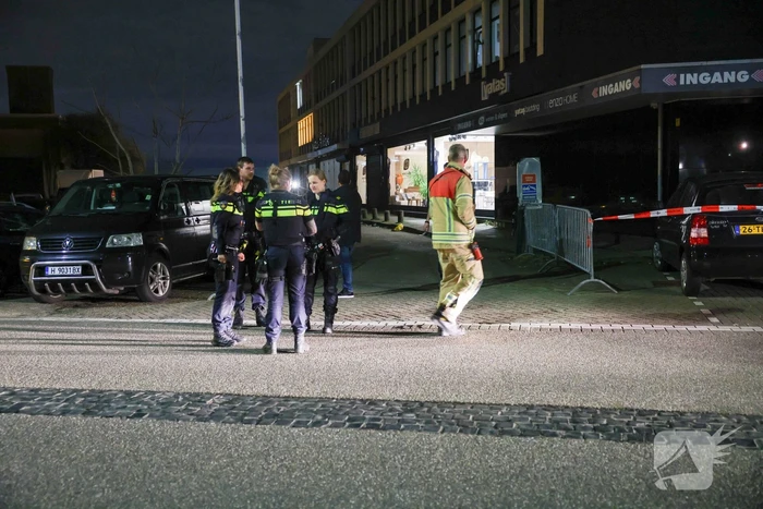 Brand tegen deur van winkel snel geblust