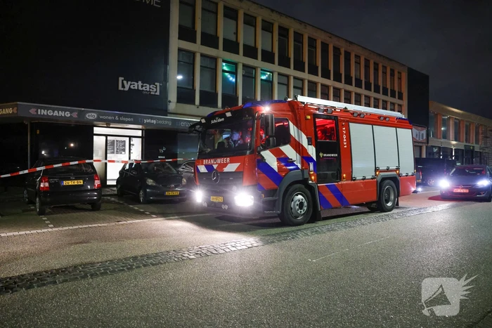 Brand tegen deur van winkel snel geblust