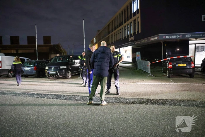Brand tegen deur van winkel snel geblust