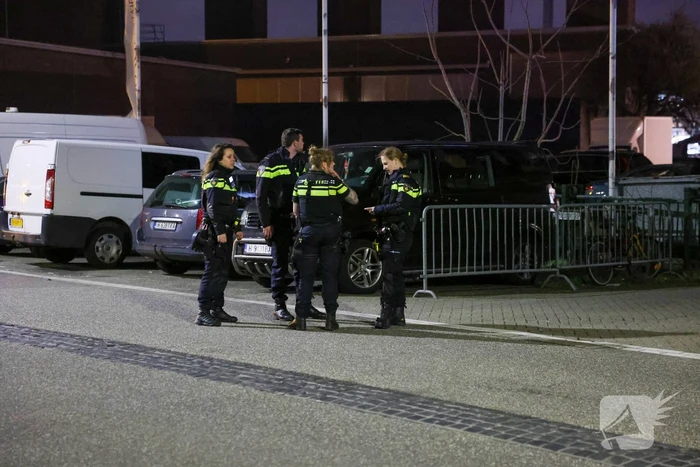 Brand tegen deur van winkel snel geblust