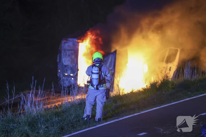 Bestelbus verwoest door brand