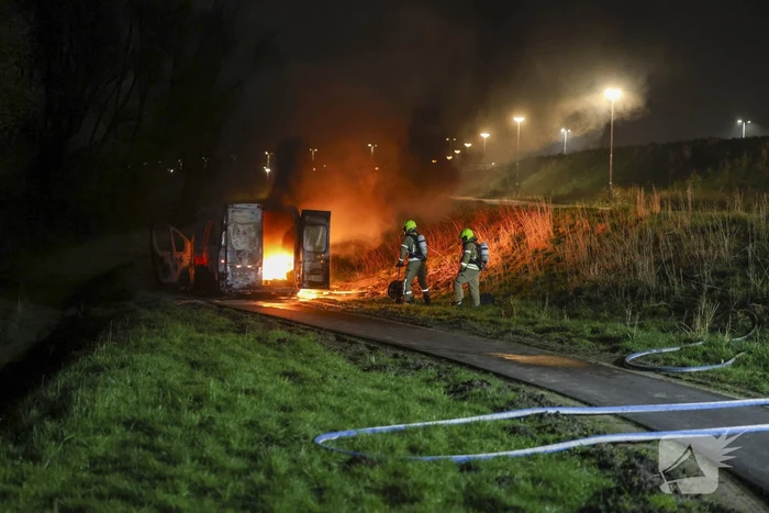 Bestelbus verwoest door brand