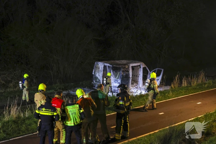 Bestelbus verwoest door brand