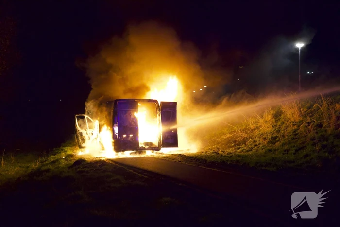 Bestelbus verwoest door brand