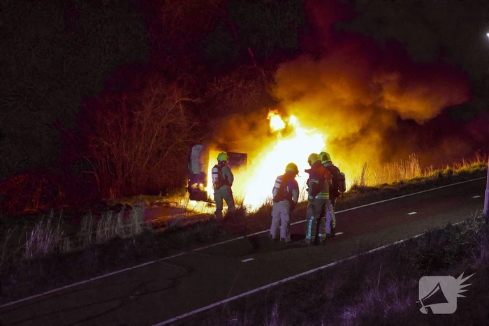 Bestelbus verwoest door brand