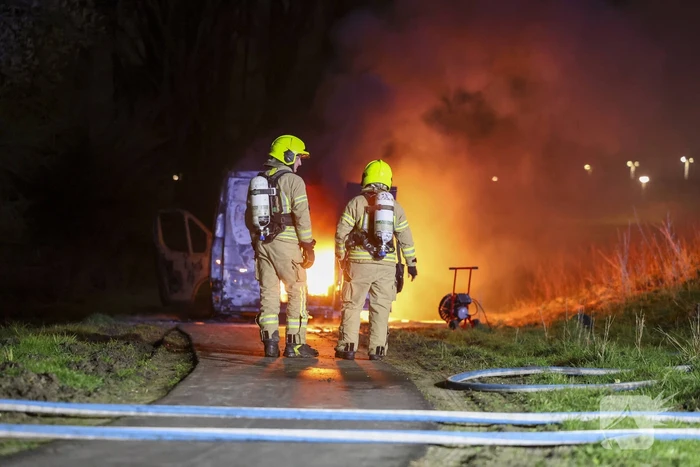 Bestelbus verwoest door brand