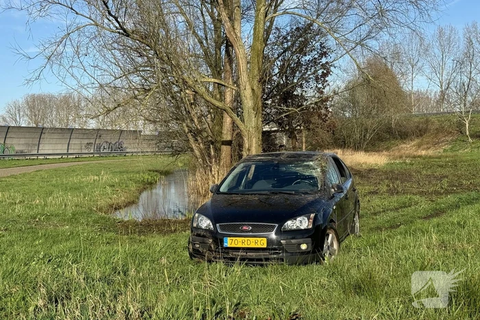 Auto rijdt van viaduct