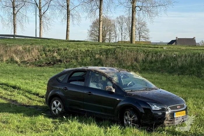 Auto rijdt van viaduct
