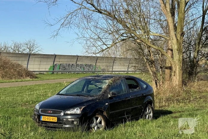 Auto rijdt van viaduct