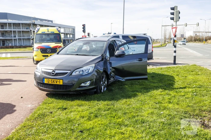 Vrachtwagen en personenauto botsen